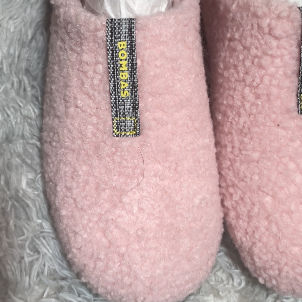 Bombas sunday slippers in pink size 9 new without
tags. Sherpa material